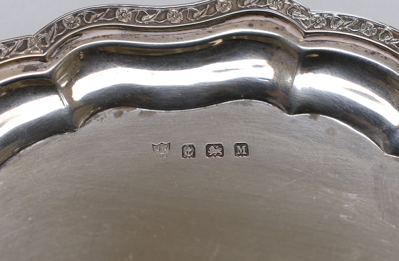 A Victorian silver mug, John Newton Mappin, Sheffield, 1877, height 11.2cm and a later silver waiter, with engraved inscription, 13.8oz.